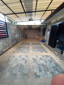 ein leeres Zimmer mit Steinboden in einem Gebäude in der Unterkunft Eri transient house Tagum in Tagum