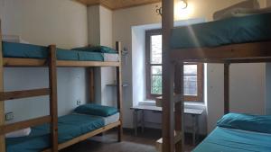 Ένα ή περισσότερα κρεβάτια σε δωμάτιο στο Cama Hab Compartida - Albergue Tritón Villanúa +20 φωτογραφίες