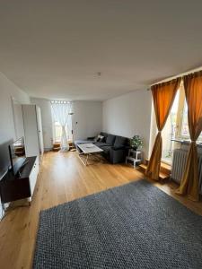 un soggiorno con divano e tavolo di Sky view apartment, Stockholm a Solna
