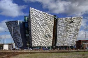 ein großes Gebäude mit einer glänzenden Metallfassade in der Unterkunft Havens nest in Belfast