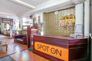 a restaurant with a spot on counter in a room at SUPER OYO 1927 Hotel Candra Adigraha in Denpasar