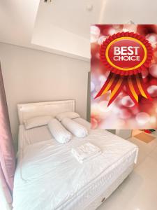 een slaapkamer met een bed met een bord met de beste keuze bij Studio 17 Taman Anggrek Residence Best Cozy and Stay 50mbps Wifi in Jakarta