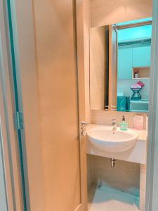 La salle de bains est pourvue d'un lavabo et d'un miroir. dans l'établissement Studio 17 Taman Anggrek Residence Best Cozy and Stay 50mbps Wifi, à Jakarta