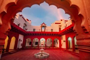 vista sull'interno di un edificio con fontana di Amritara Chandra Mahal Haveli, Bharatpur a Bharatpur