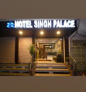 een hotelingang met een bord waarop staat dat er een motel switch paleis staat bij Hotel singh palace in Jaipur