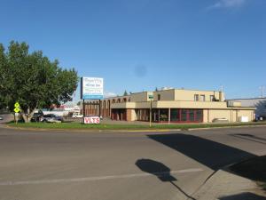 a building on the corner of a street at Royal City Motor Inn in Brooks