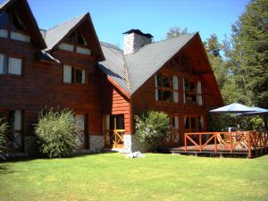 una gran casa de madera con techo en Hosteria Pichi Rincon, en Villa La Angostura