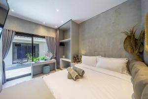 ein Schlafzimmer mit einem großen weißen Bett und einem Fenster in der Unterkunft BLANCA8 - 21 - Bali Invest Club in Canggu