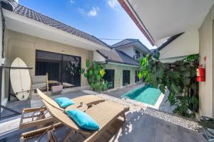 eine Terrasse mit einem Tisch und Stühlen sowie einem Pool in der Unterkunft BLANCA8 - 21 - Bali Invest Club in Canggu