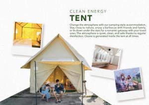 eine Gruppe von Menschen, die in einem Zelt sitzen in der Unterkunft ไร่รื่นรมย์ Rai Ruen Rom Organic Farm in Ban Sawan