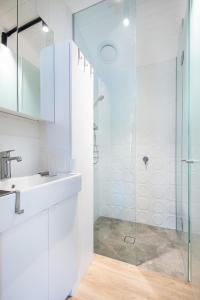 een witte badkamer met een wastafel en een douche bij Carnoustie Log Cabin in Blairgowrie in Blairgowrie