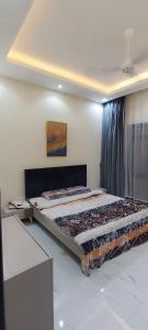 a bedroom with a large bed in a room at استراحة المرجانalmarjan chalet in Ḑibāb +52 photos