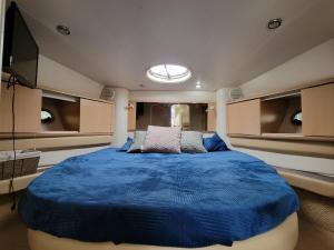 מיטה או מיטות בחדר ב-YALLA HABIBI