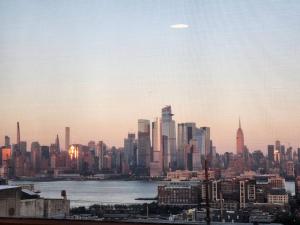 uma vista para uma cidade com um horizonte da cidade em Luxurious 2 bed ! mins to NYC! em Union City