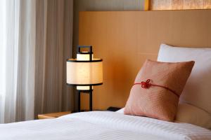 Postel nebo postele na pokoji v ubytování Kyoto Brighton Hotel