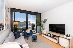 Bayside living at The Hampton في ملبورن: غرفة معيشة مع تلفزيون بشاشة مسطحة كبيرة