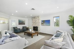 salon z dwiema kanapami i kominkiem w obiekcie Boroondara Getaway 700m to Sorrento Shops 900m to Beach w mieście Sorrento