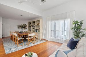 un salon avec une table et un canapé dans l'établissement Darling Villa Biani in Sorrento with Spa, à Sorrento