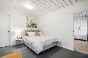 - une chambre blanche avec un lit dans l'établissement Darling Villa Biani in Sorrento with Spa, à Sorrento