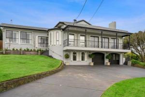 une maison avec une grande allée devant elle dans l'établissement Darling Villa Biani in Sorrento with Spa, à Sorrento