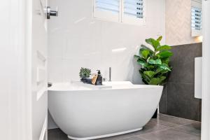 Ένα μπάνιο στο Luxe Parkside Hampton Home +17 φωτογραφίες