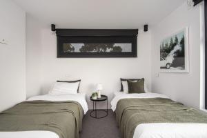 Tempat tidur dalam kamar di Sport Precinct Luxury Style over four levels