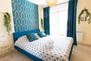 1 dormitorio con cama azul y cortinas azules en BEAUSEJOUR - PISCINE - PARKING - Monaco en Beausoleil