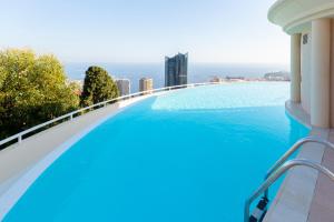 una gran piscina en la parte superior de un edificio en BEAUSEJOUR - PISCINE - PARKING - Monaco en Beausoleil