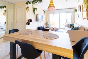 y sala de estar con mesa de comedor y sillas. en BEAUSEJOUR - PISCINE - PARKING - Monaco en Beausoleil