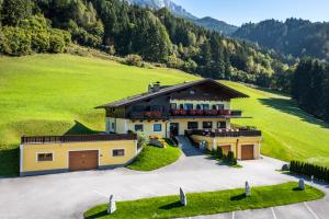 eine Luftansicht eines Hauses auf einem grünen Feld in der Unterkunft Der Burgblick-Adults Only in Werfen