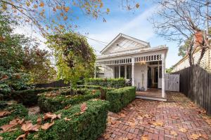 CarnegieにあるTimeless Gem in Malvern Eastの庭前の煉瓦造りの白屋