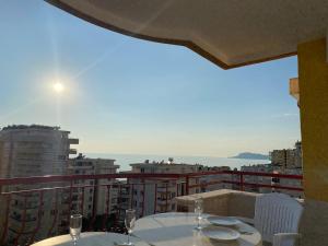 Una mesa con copas de vino encima de un balcón. en Penthouse Paradise in Mahmutlar, en Alanya