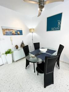 ein Esszimmer mit einem schwarzen Tisch und Stühlen in der Unterkunft Kings Palace superb 1 bed apartment with sea views in Paphos City