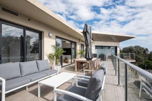 Ein Balkon oder eine Terrasse in der Unterkunft Beachfront Apartment with lots of Wow