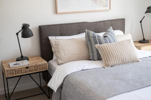 Ein Bett oder Betten in einem Zimmer der Unterkunft Beachfront Apartment with lots of Wow
