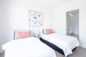 Ein Bett oder Betten in einem Zimmer der Unterkunft Beachfront Apartment with lots of Wow