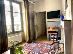 Μια τηλεόραση ή/και κέντρο ψυχαγωγίας στο Tour St Sauveur