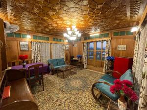 Χώρος καθιστικού στο Lily Of The World Houseboat