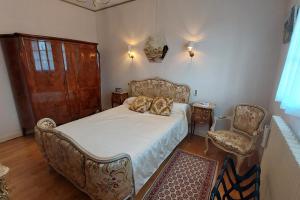sypialnia z łóżkiem i 2 krzesłami w obiekcie Chez Lili w mieście Calvinet
