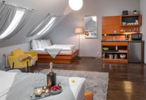 プラハにある4 Elements Apartments by Adrezのリビングルーム(ベッド1台、ダイニングテーブル付)