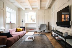 een woonkamer met een bank en een tafel bij Villa Pacini - just 1,8 km outside Lucca Wall - Pool in Lucca