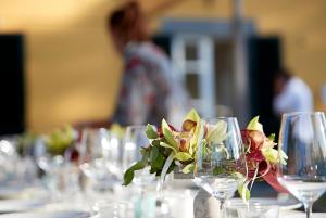 een tafel met wijnglazen en bloemen erop bij Villa Pacini - just 1,8 km outside Lucca Wall - Pool in Lucca +20 foto's