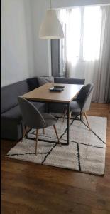 - Sala de estar con mesa y 2 sillas en Aпартамент за гости Mари, en Kyustendil