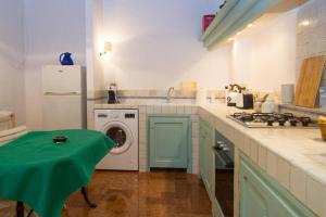 een keuken met een wasmachine en een koelkast bij All'Alberata in Pescosolido