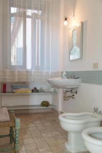 een badkamer met een toilet en een wastafel bij All'Alberata in Pescosolido