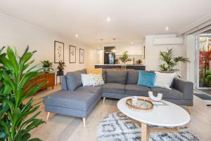sala de estar con sofá y mesa en South Yarra Oasis Iconic city location, en Melbourne