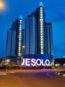 un edificio con el letrero de Jesolo delante de él en Hotel Terramare, en Lido di Jesolo