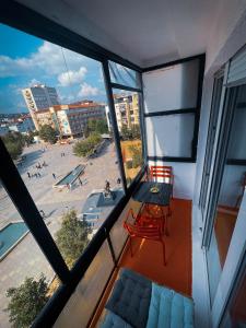 Cette chambre dispose d'un balcon offrant une vue sur la ville. dans l'établissement Prishtina In & Out, à Pristina