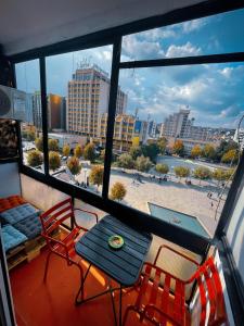 een balkon met een tafel en stoelen op een schip bij Prishtina In & Out in Pristina