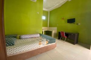 巨港的住宿－OYO Life Afny Kost 1，绿色客房 - 带床和书桌